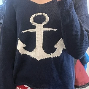 Supergullig stickad tröja  - Stickad tröja från bondelid. Aldrig använd💕 Nypris 400kr men sänker för att jag vill bli av med den. Fint skick men den är lite för stor för mig som egentligen har XS🥰 pris kan absolut diskuteras!!  