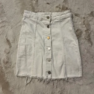 Jeanskjol med knappar  - XS nyskick 