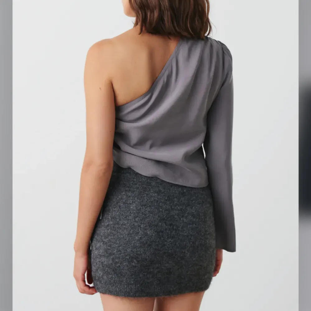 Säljer denna jättefina stickade kjolen från Gina i grå. Aldrig annvänd! Skriv för egna bilder💗💗. Kjolar.