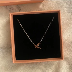 Halsband - Jätte fint halsband ifrån guldfynd, säljer då jag använder guld nu!! Knappt använd