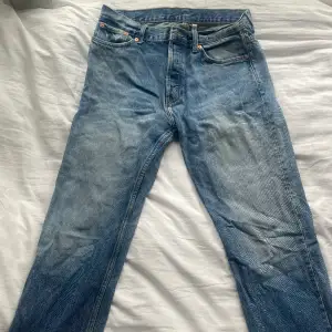 Weekday space jeans i blå tvätt. 30/32. Lite slitage i längst ner i bak och en fläck på bakfickan som jag tror går att få bort. Pris diskuterbart