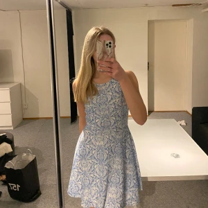 Klänning - Säljer denna klänning då den inte kommer till användning längre. Är som ny använd fåtal gånger. Säljer för 75kr💗