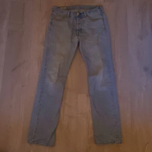 501 Jeans - Skick: 5/10 W30 L32  Defekter: litet hål mellan benen som är svårsynt, skadade längst ner på benens baksida. Pris kan diskuteras  Köparen står för frakt 