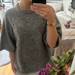 Stickad Tröja - Grå Stickad tröja! Fint skick-använd max 3 gånger. Köparen står för frakt.