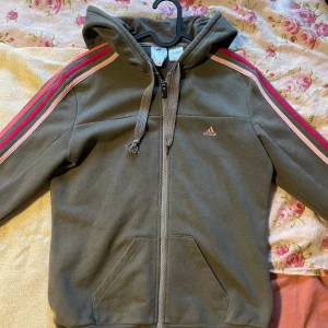 Vintage Adidas Kofta - Säljer nu min vintage kofta från adidas. Tre olika nyanser av rosa på armarna. Min mammas gamla tröja från 80- talet. Med tanken på att ens snöret är sönder går jag såklart ner i pris!