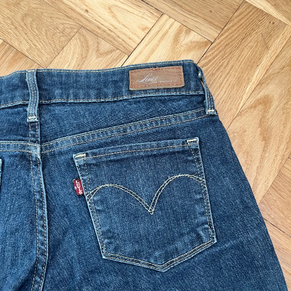 Super snygga jeans från Levi’s. Det är en tight modell, låg midja och mycket stretch. Dem är använda men är i bra skick. W26/L34 ✨🫶🏼  Köparen står för frakt! 📦 . Jeans & Byxor.