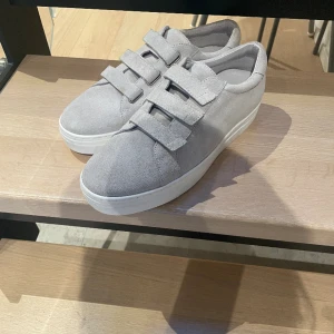 J Lindeberg-skor - Mochaskor från J Lindeberg i nyskick, har dock några fläckar som visas på bilden. Kom gärna med egna prisförslag! Nypris: 1500kr