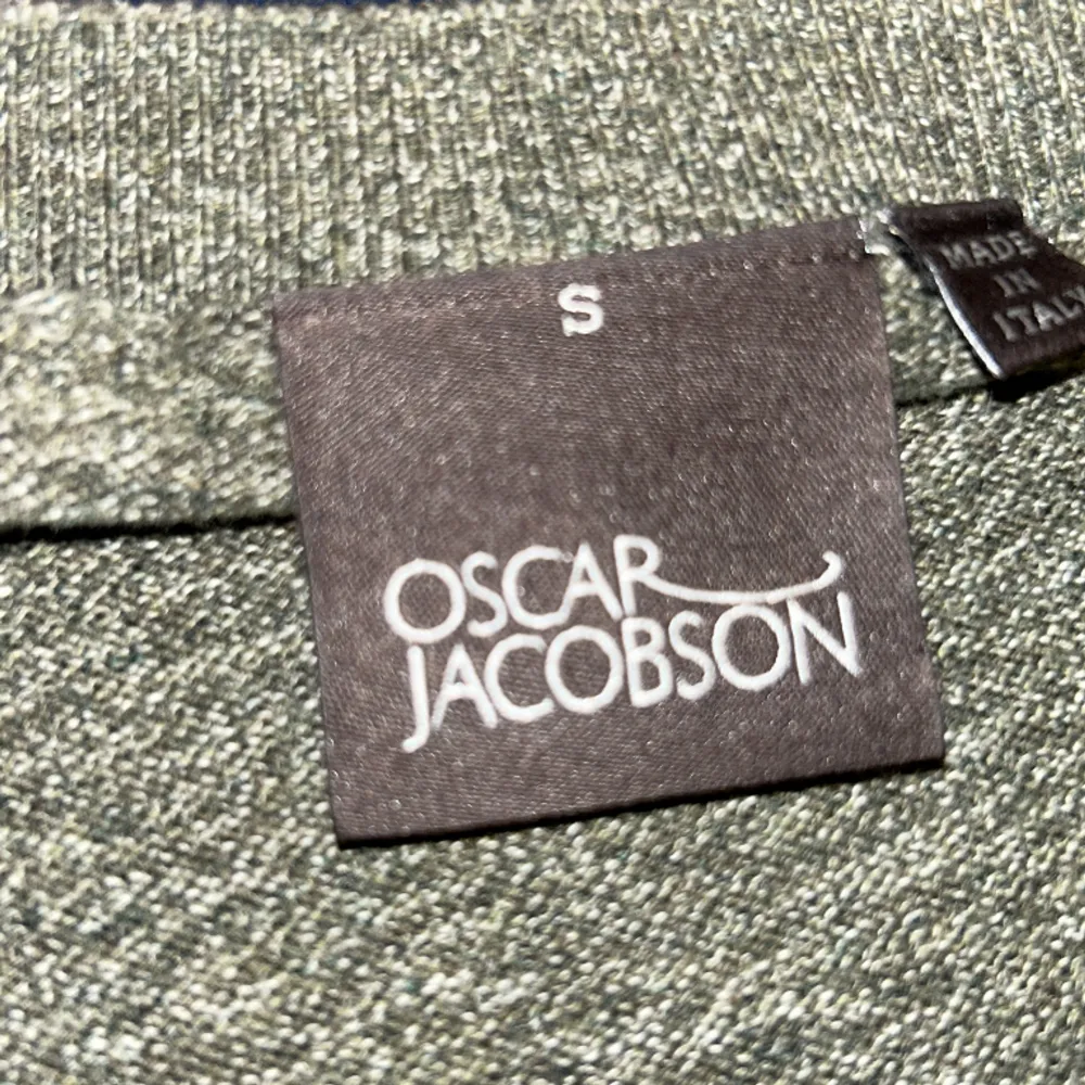 Säljer en riktigt fet Oscar Jacobsson tröja, skick 9/10. Säljer pga för liten Nypris : 1199 mitt pris: 599 Referens väger 68 kg o är 183 cm lång.  Bara att höra av sig i dm om ni har minsta fråga! . Tröjor & Koftor.