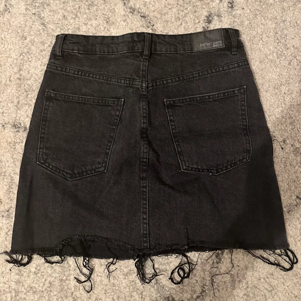 Superfin svarttvättad jeans kjol från Gina Tricot 🖤Säljs då den tyvärr är för liten. Inga defekter.. Kjolar.