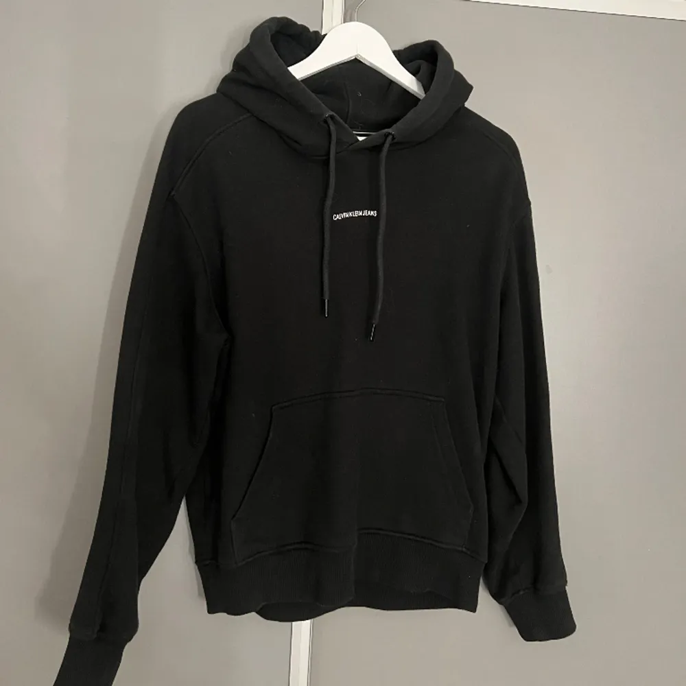 hej, säljer min svarta calvin klein jeans hoodie som ej kommer till användning! använd fåtal gånger så bra skick. storleken är s, lite oversized skullle jag säga. 200kr, pris kan diskuteras . Hoodies.