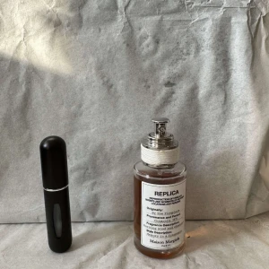 By the fire place  - Replicas varma och söta parfym 5ml sample.