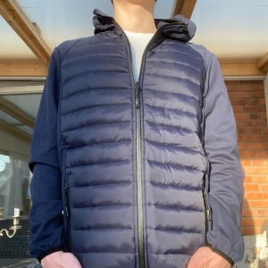 Cardigan Sam s Black  - En Riktig fräsch cardigan från Sam s Black  Nyskick  Storlek M  Killen på bilden är 181 o 70 Kg  Pm för bilder o frågor 