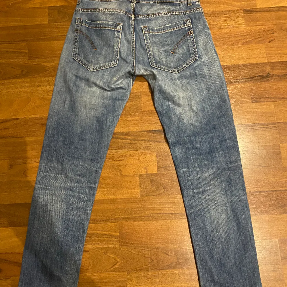 Tjena säljer ett par dondup jeans i storlek 32 väldigt fina och snygga priset kan diskuteras.. Jeans & Byxor.