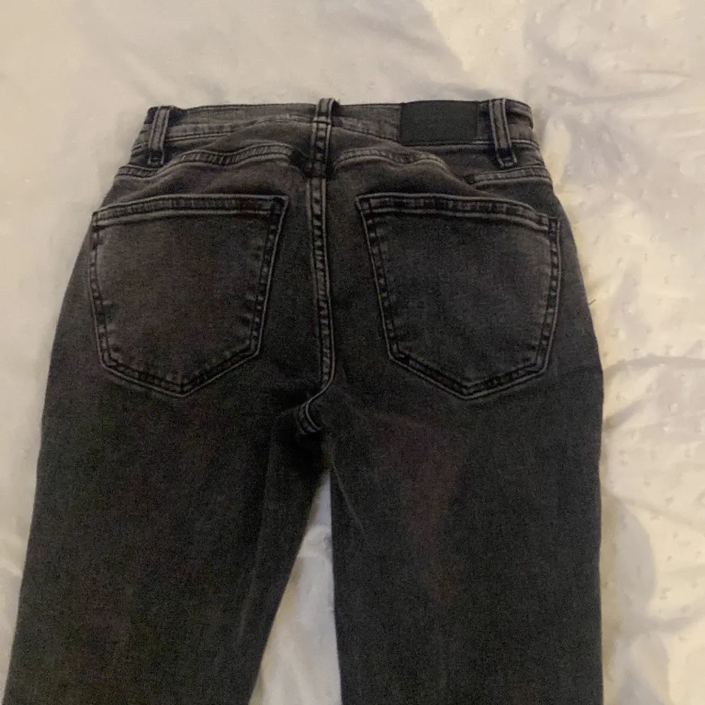 Snygga gråa lågmidiade jeans. Säljer på grund av att de är för små i midjan.. Jeans & Byxor.
