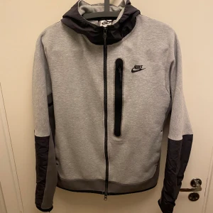 Techfleece i M - -Säljer min techfleece nu för att den inte längre kommer till användning. -Storlek Medium  -Finns ett gammalt uprivning, men är nu lagad och syns knappast. 