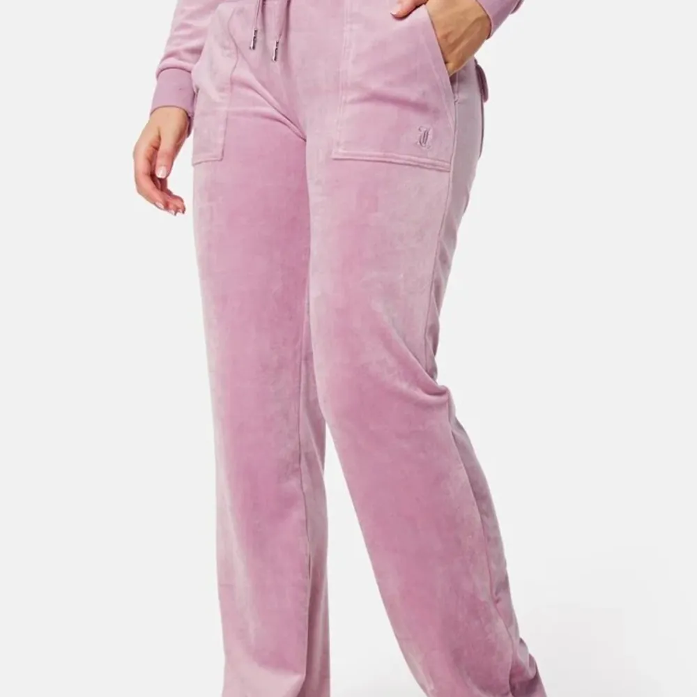 Säljer dessa lilac pants från Juicy Couture  skriv för bilder med de på🫶. Jeans & Byxor.