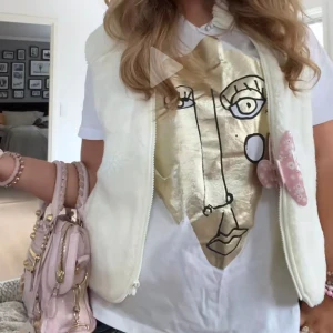 T shirt från Zara - As cool t shirt från zara, aldrig använd🌟🌟🌟