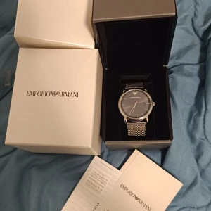 Emporio Armani Klocka  -  Använd 1 gång. Priset kan diskuteras vid snabb affär.  Kartong och box samt alla papper finns och kommer med.