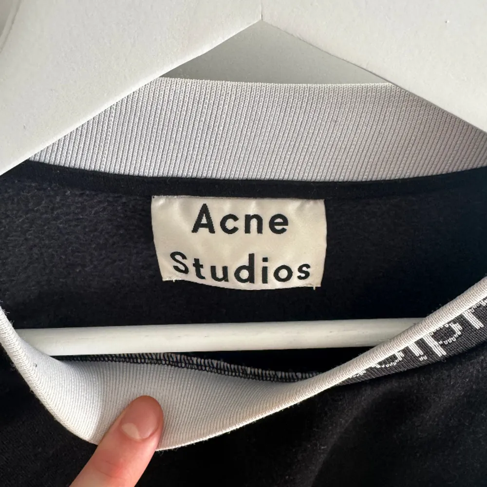En snygg tröja från Acne studios! . Tröjor & Koftor.