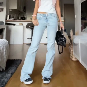Lågmidjade jeans - !Lånad bild!  Säljer dom här snygga slutsålda jeansen från Zara, lite slitna längst ner men inget man tänker på! Kom privat för frågor eller egna bilder💗💗