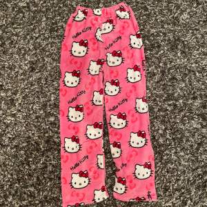 Rosa Hello Kitty pyjamasbyxor i storlek M, riktigt skönt material och aldrig använda.  Innerlängd: 63cm Ytterlängd: ~90cm