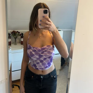 Topp - Lila topp med snörning. Helt ny. 