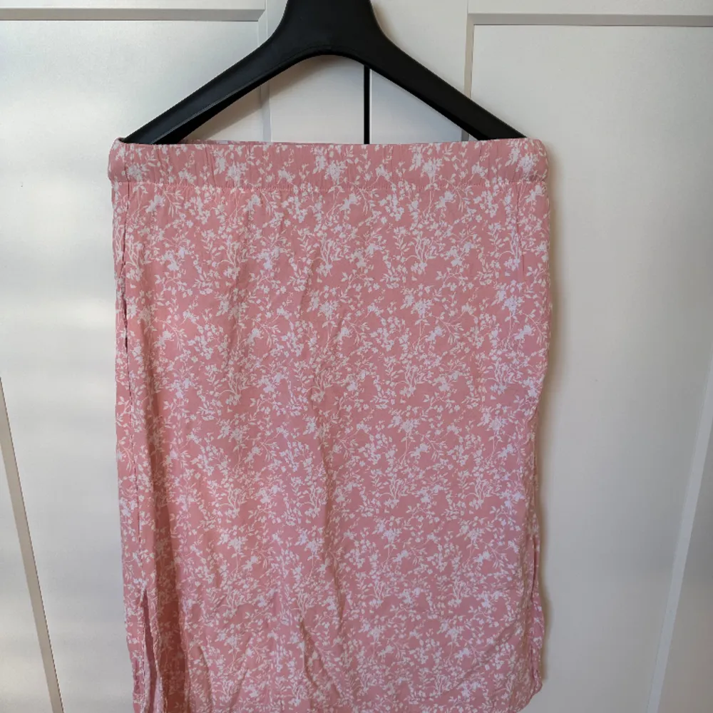 Super fin rosa långkjol från lager 157, storlek S💕 Perfekta kjolen för sommarn! Säljer pga har växt så den är för kort.  . Kjolar.