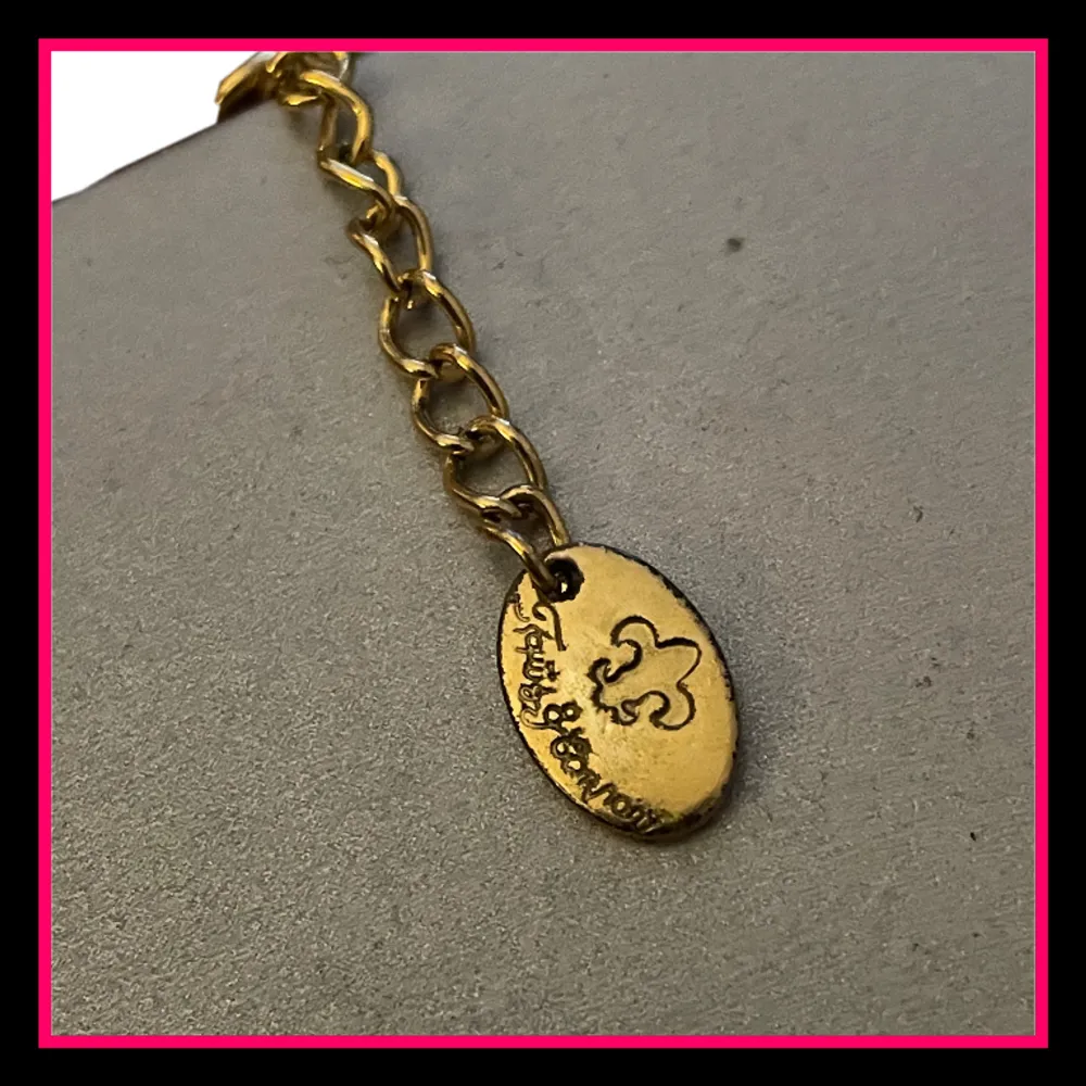 Jag säljer detta snygga guld halsband med 2000’s mcbling stil! Skriv gärna vid frågor eller fler bilder!💗. Accessoarer.
