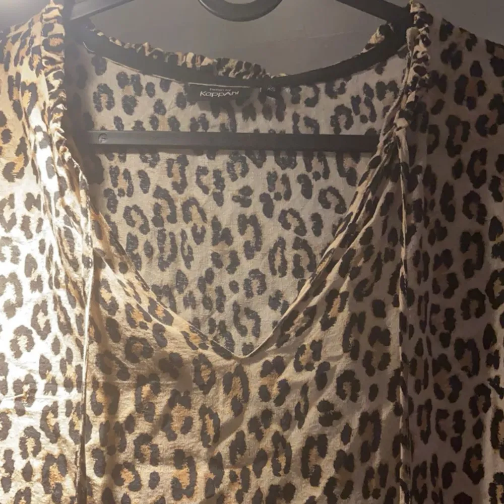 leopard printad blus från kappahl i stolek xs, jätte fin och bra skick, säljer då den ej kommer till användning❣️. Blusar.