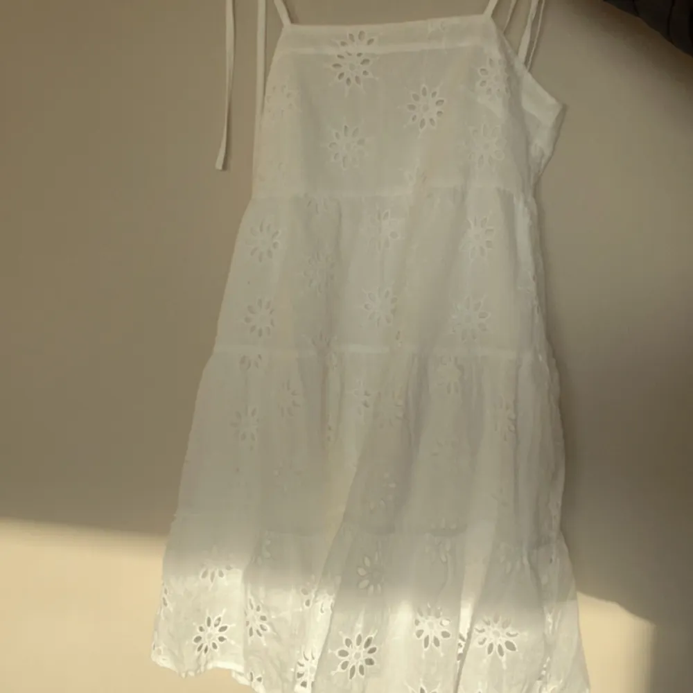 Säljer denna jätte fina klänningen som jag köpt utomlands💕 klänningen har band som man knyter så man väljer själv hur tajt man vill att den sitter💕 köpt för 200kr säljer för 85kr💕säljer den då den inte kommit till användning 💕den är endast testad💕. Klänningar.