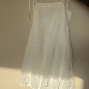 Säljer denna jätte fina klänningen som jag köpt utomlands💕 klänningen har band som man knyter så man väljer själv hur tajt man vill att den sitter💕 köpt för 200kr säljer för 85kr💕säljer den då den inte kommit till användning 💕den är endast testad💕