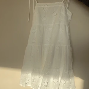 Klänning  - Säljer denna jätte fina klänningen som jag köpt utomlands💕 klänningen har band som man knyter så man väljer själv hur tajt man vill att den sitter💕 köpt för 200kr säljer för 85kr💕säljer den då den inte kommit till användning 💕den är endast testad💕