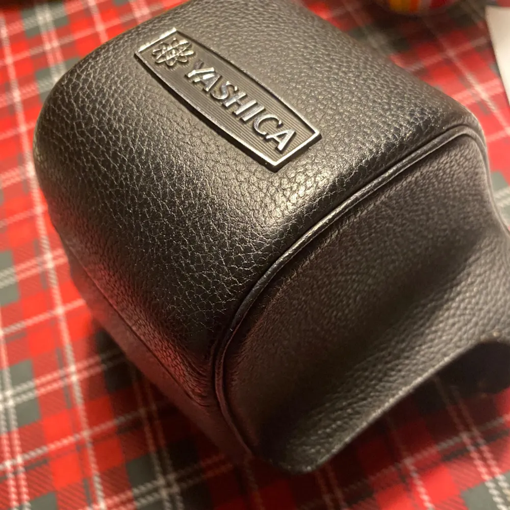 En retro kamera som min morfar har ägt. Objektiv är 50mm focus free, inget linslock eller bottenskydd finns med väska medkommer. Övrigt.