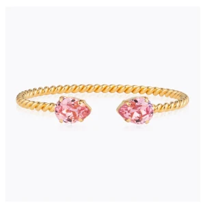 Caroline svedblom  - Säljer mitt super fina armband i färgen  ”Light rosé” är väll använt men är i väldigt gott skickt. Köpt för 795 säljer det för 550🩷💕(har ej asken kvar)