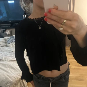 Blus - Säljer denna svarta blusen från zara helt oanvänd det är storlek S men skulle lika gärna kunna passa XS