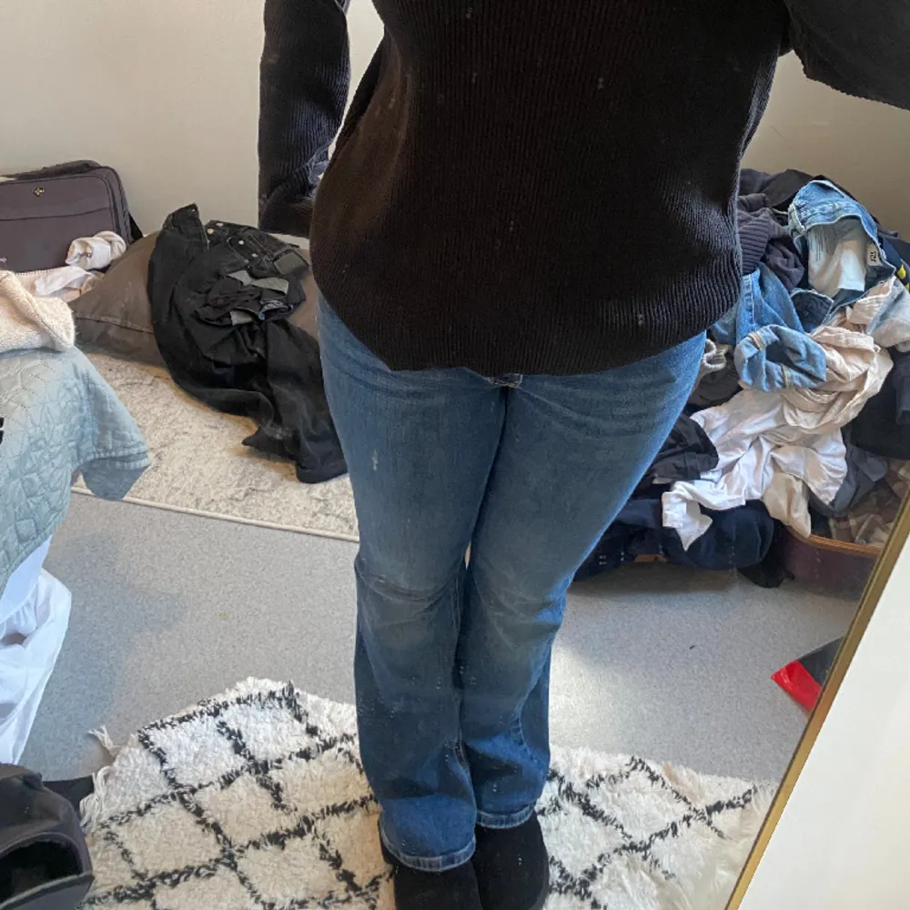 Jag säljer ett par super fina jeans från gina tricot som jag har flera av men tänkte sälja en av dom! Storlek 38 men pasar perfekt till dom som har 36 i storlek köptes för 499:- (Priset kan sänkas vid snabb affär)💋. Jeans & Byxor.