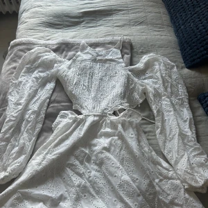 Vit SABO klänning - Vit klänning från SABO, helt oanvänd med prislapp kvar🤍 perfekt för student eller liknande, storlek M!