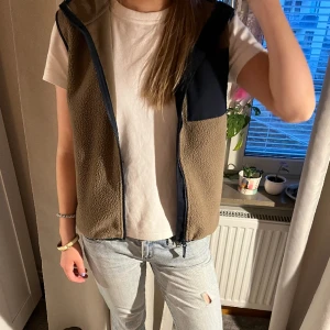 Teddy väst  - Trendig teddy väst. Storlek 164 men passar även XS och S. Priset kan diskuteras!💞