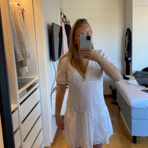 Vit klänning, studentklänning  - Jätte fin klänning från zara som ändas e använd en gång, inga tecken på användning eller fläckar är i storlek M men passar mig som vanligtvis har str S