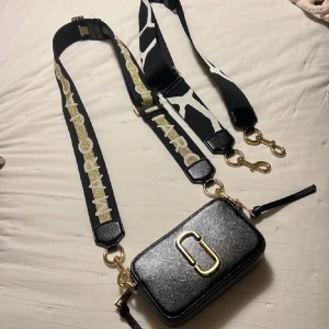 Marc Jacobs väska - Säljer min marc jacobs väska, i jätte bra skick har bara används ett par gånger. 2 straps ingår i köpet. Nypris: 4599 💓