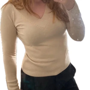 Ljusrosa tröja - Jättefin rosa tröja i mycket bra skick🎀🌸 Det står L men skulle säga att den är mer M