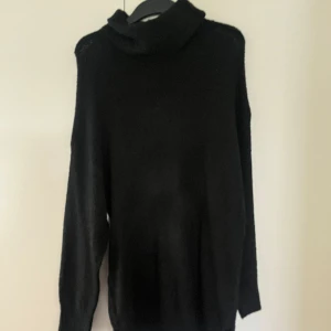 Stickad polokrage overzine tröja/klänning - Svart gosig overzine tröja/klänning 