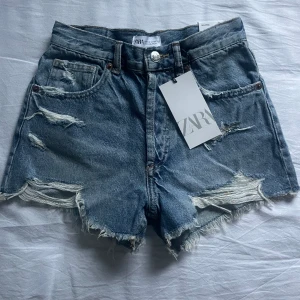 Jeansshorts  - Helt oanvända jeansshorts från Zara då dem var för små för mig så i gott skick !!🤍🤍