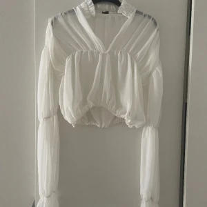 Vit blus  - superfin blus som inte kommer till användning längre 🥹