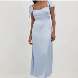 Säljer denna fina klänningen från NAKD x Ida Carlsson! Endast använd en gång och har tyvärr blivit för liten för mig! 💙400kr + frakt 