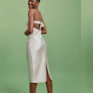 Satinklänning  - Vit satinklänning från Gina Tricot i storlek M 🤍 Endast använd ett fåtal gånger och helt slutsåld på hemsidan 