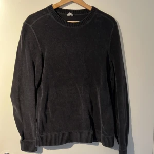Arket stickad tröja - Stickad tröja från Arket i svart. Plagget är i gott skick. Storlek: S. Pris: 349kr. Vid frågor, kom PM!