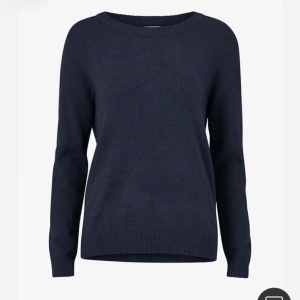 Tunn stickad tröja marinblå  - Väldigt fint skick, sparsamt använd. Säljer för att den inte kommer till användning. Ordinarie pris 329 kr.  