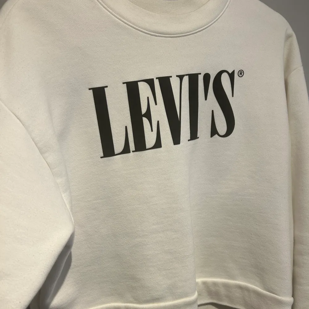 Säljer denna Levi’s sweatshirten pga. att den blivit för liten. Köpt för 600kr men säljer för 200. Bra skick.. Hoodies.