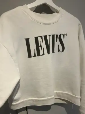 Säljer denna Levi’s sweatshirten pga. att den blivit för liten. Köpt för 600kr men säljer för 200. Bra skick.